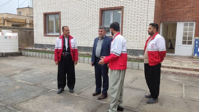 بازدید سرزده فرماندار شهرستان از جمعیت هلال احمر ثلاث باباجانی