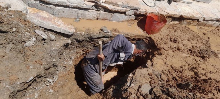 مدیر آبفای ثلاث باباجانی پای کار مردم