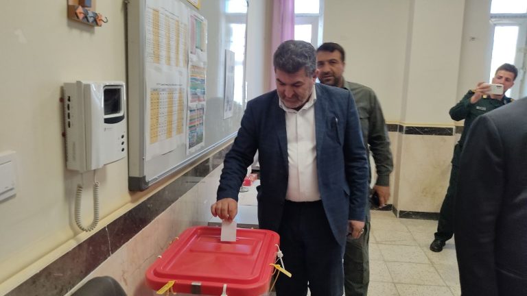 فرماندار شهرستان ثلاث باباجانی رای خود را به صندوق انداخت