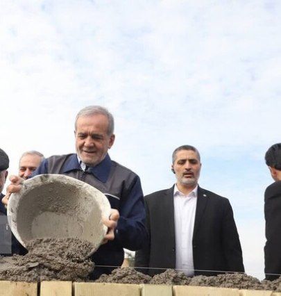 رئیسجمهور با لباس کارگری نخستین خشت یک مدرسه را گذاشت