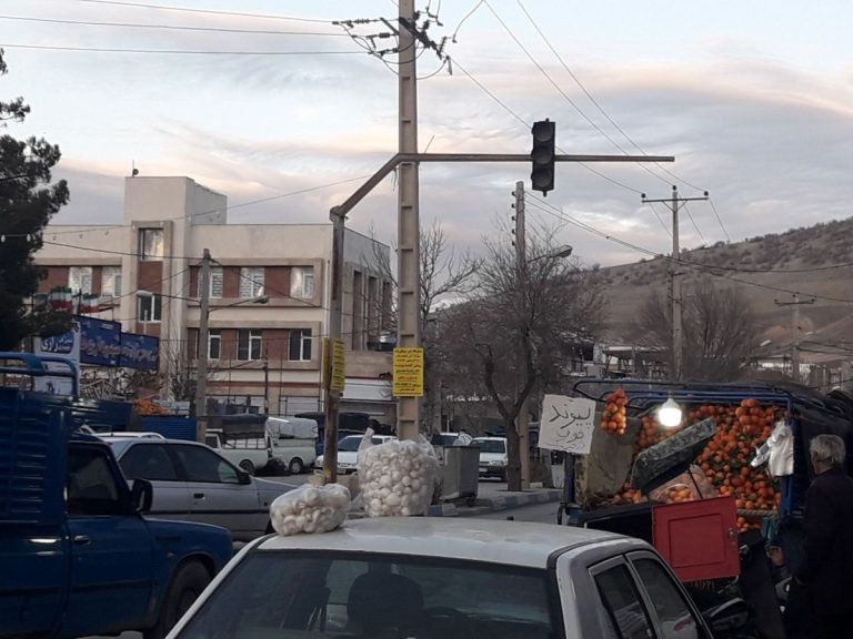 ثلاث، شهرستانی بدون علائم راهنمایی است