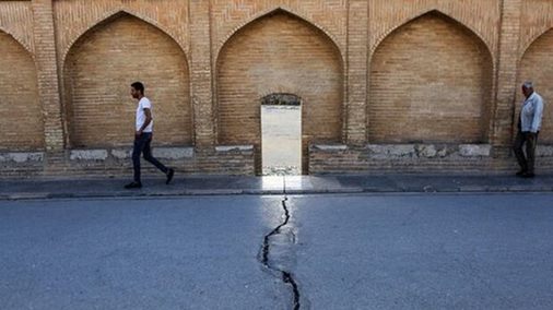 فرونشست زمین به سکونتگاههای شهری اصفهان رسیده/ فرونشست زمین جبران ناپذیر است