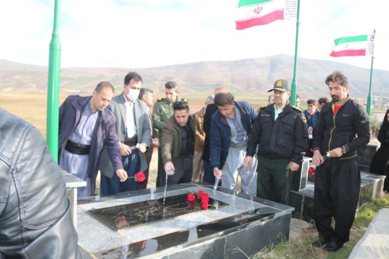 غبار روبی مزار شهدای شهرستان ثلاث باباجانی به مناسبت دهه فجر انقلاب اسلامی