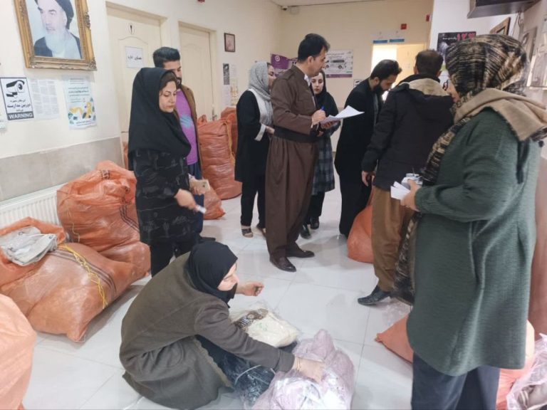 به مناسبت دهه فجر توزیع و اهداء البسه توسط اداره بهزیستی بین مددجویان تحت پوشش در ثلاث باباجانی
